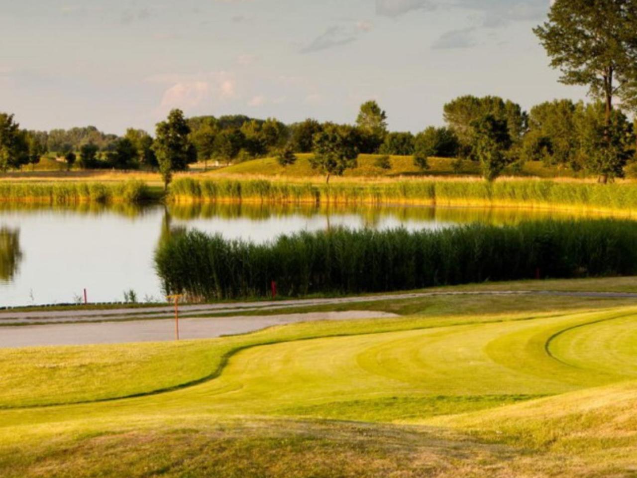 Apartman Golf Lux Бюк Экстерьер фото